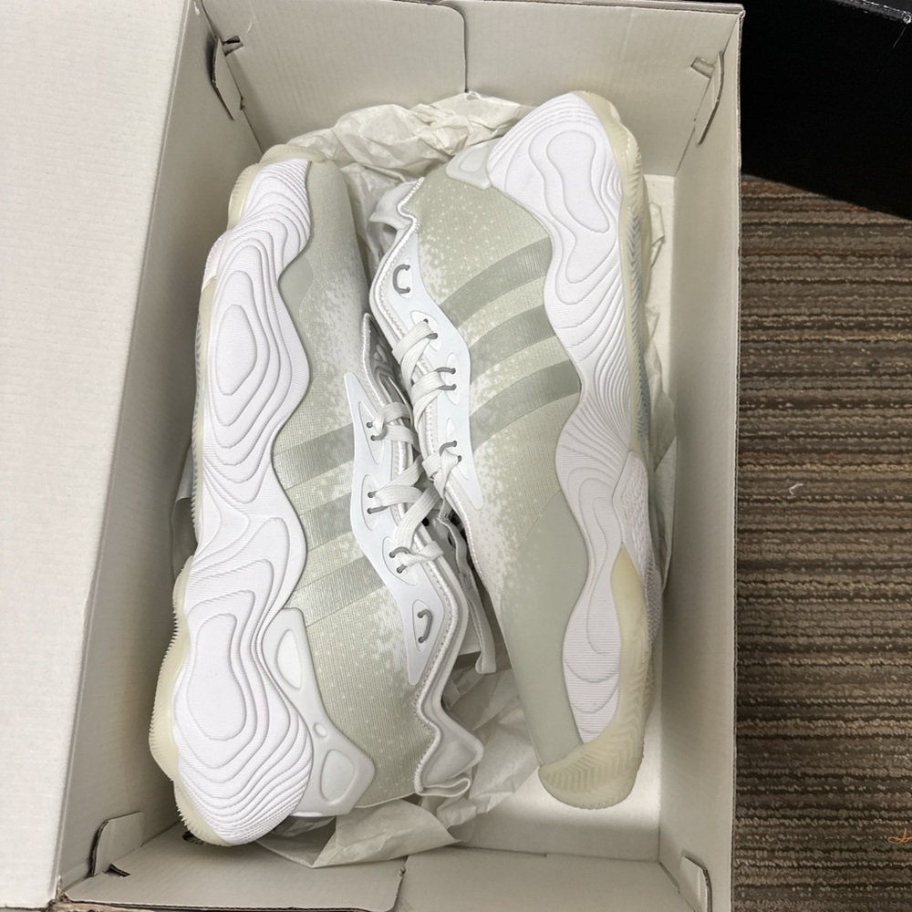 New in box Trae Young 3